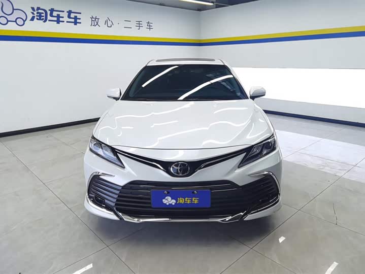 Фото 2 - Toyota Camry