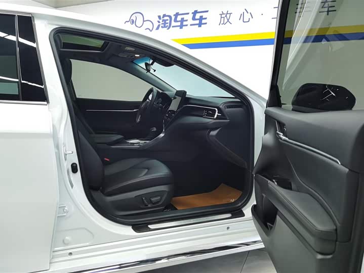 Фото 8 - Toyota Camry