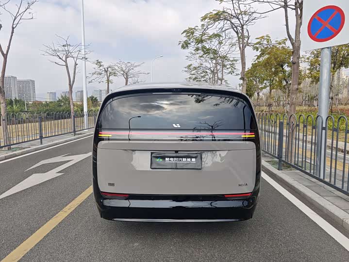 Фото 5 - LiXiang Mega