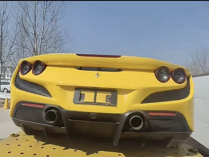 Photo 5 - Ferrari F8