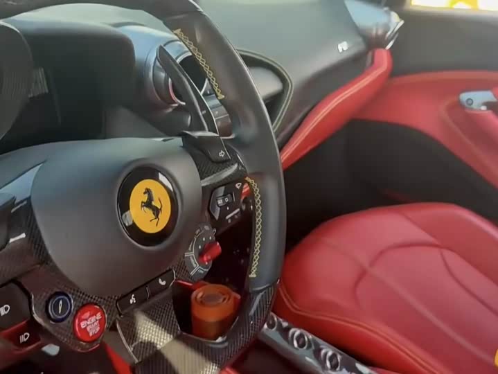 Photo 8 - Ferrari F8