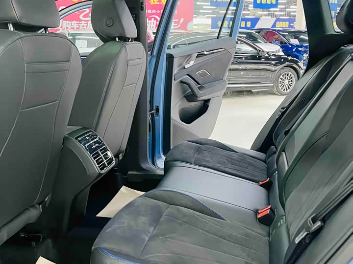 Фото 8 - Volkswagen Tiguan L Pro