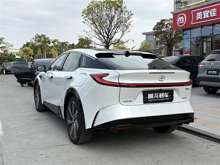 Фото 7 - Toyota bZ5