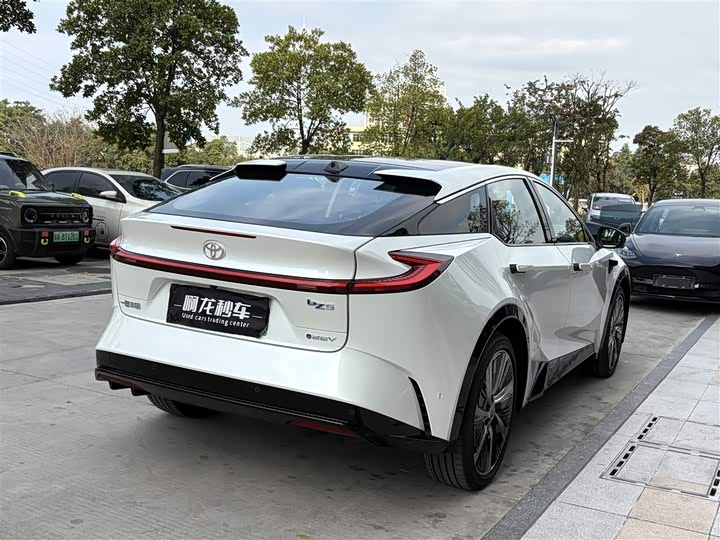 Фото 9 - Toyota bZ5