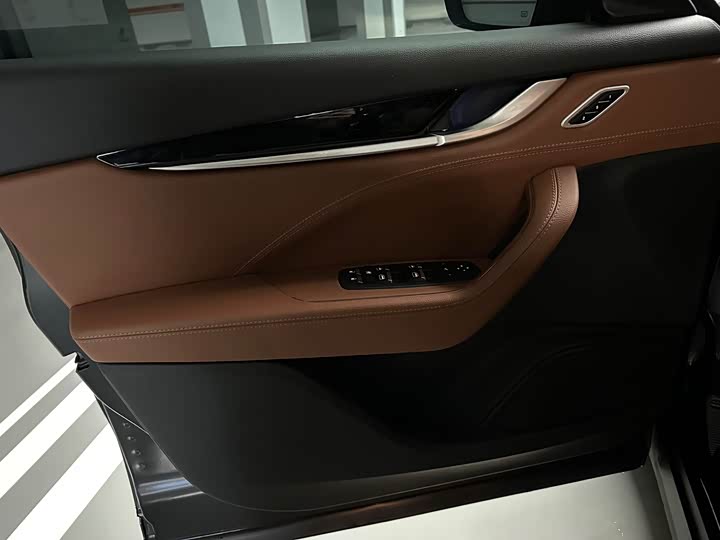 Фото 6 - Maserati Levante