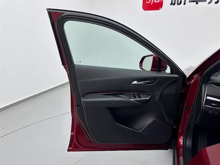 Фото 8 - Cadillac XT4