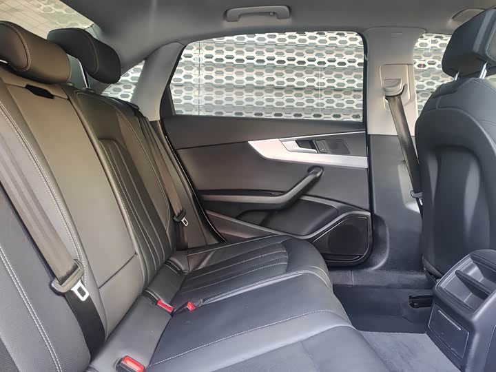 Фото 4 - Audi A4L