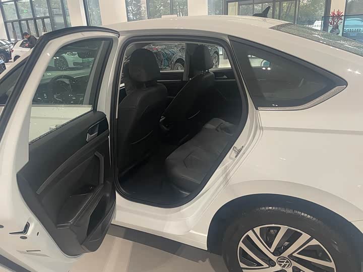 Фото 8 - Volkswagen Lavida