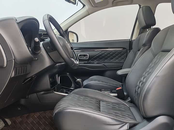 Фото 7 - Mitsubishi Outlander