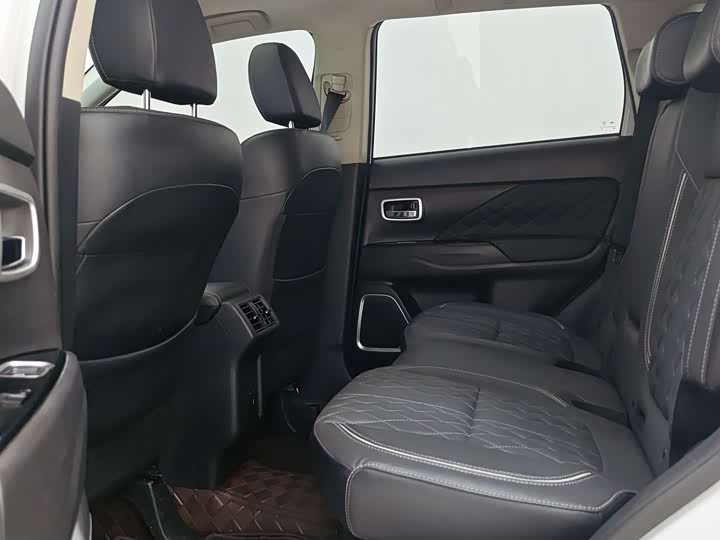 Фото 8 - Mitsubishi Outlander