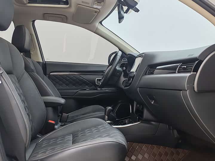 Фото 9 - Mitsubishi Outlander