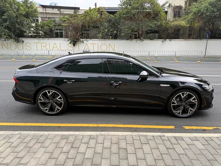 Фото 4 - Audi A7L