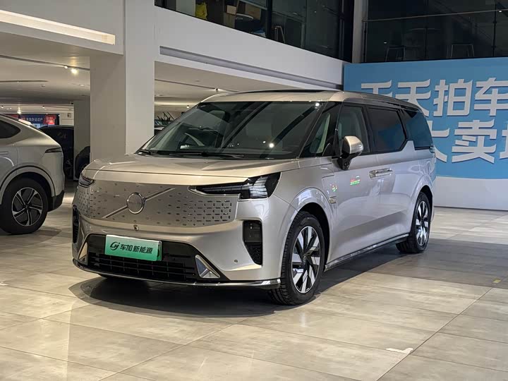 Фото 1 - Volvo EM90