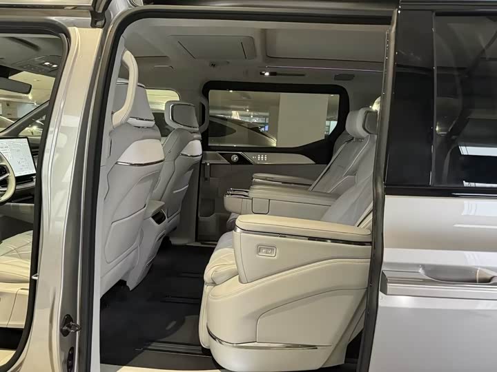 Фото 4 - Volvo EM90