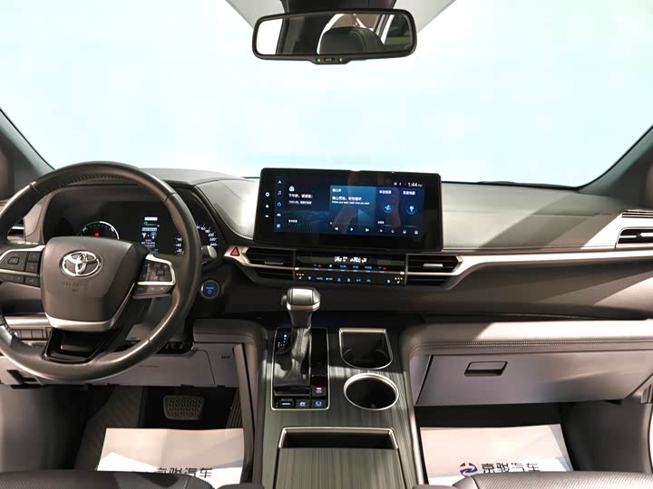 Фото 4 - Toyota Sienna