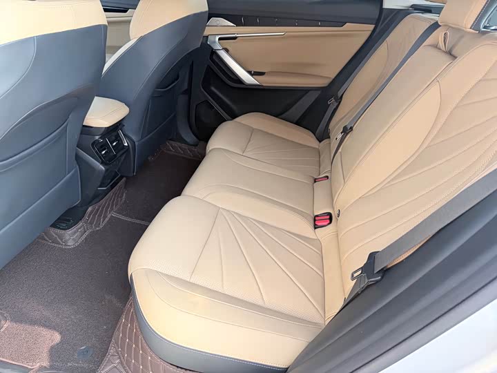 Фото 5 - Geely Atlas L