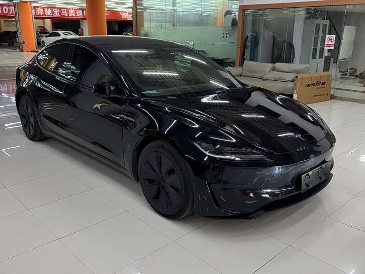 Фото 1 - Tesla Model 3