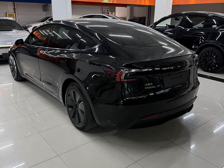 Фото 6 - Tesla Model 3
