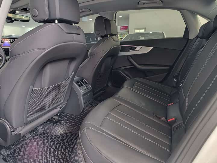 Фото 7 - Audi A4L