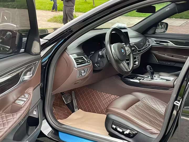 Фото 4 - BMW 7 Series