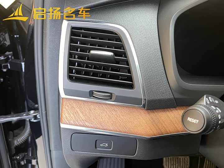 Фото 8 - Volvo XC90