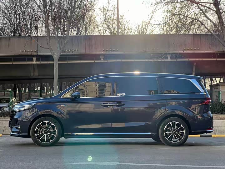 Фото 3 - Roewe iMax 8