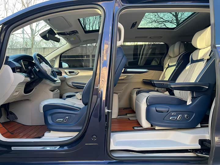 Фото 6 - Roewe iMax 8