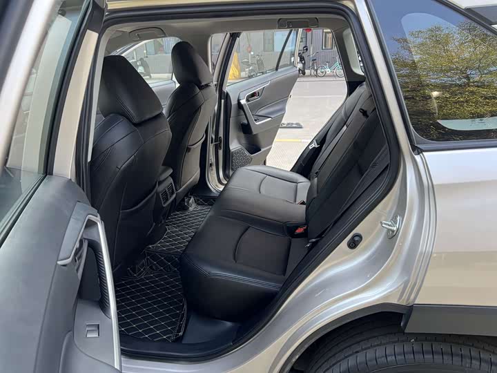 Фото 8 - Toyota Wildlander