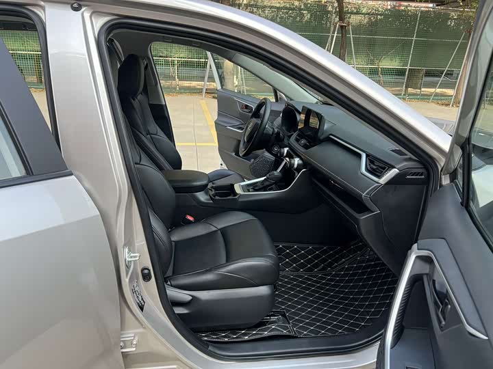 Фото 9 - Toyota Wildlander