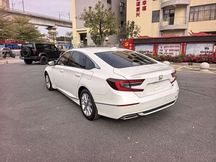 Фото 4 - Honda Accord