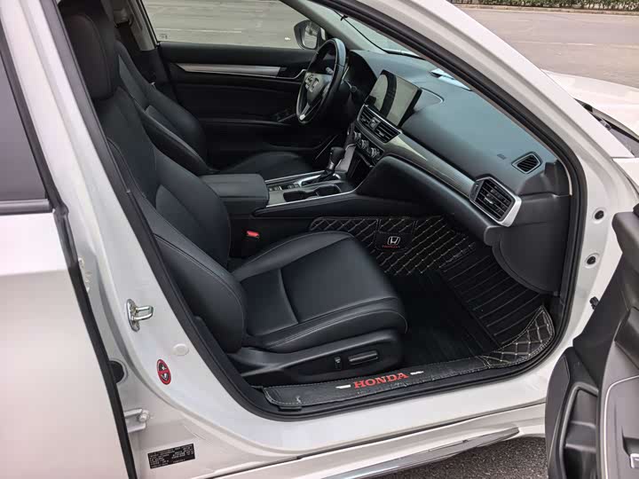 Фото 8 - Honda Accord