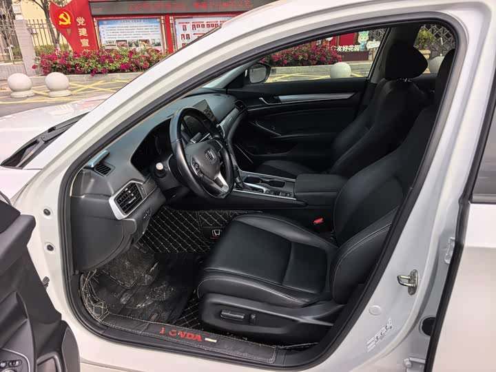 Фото 9 - Honda Accord