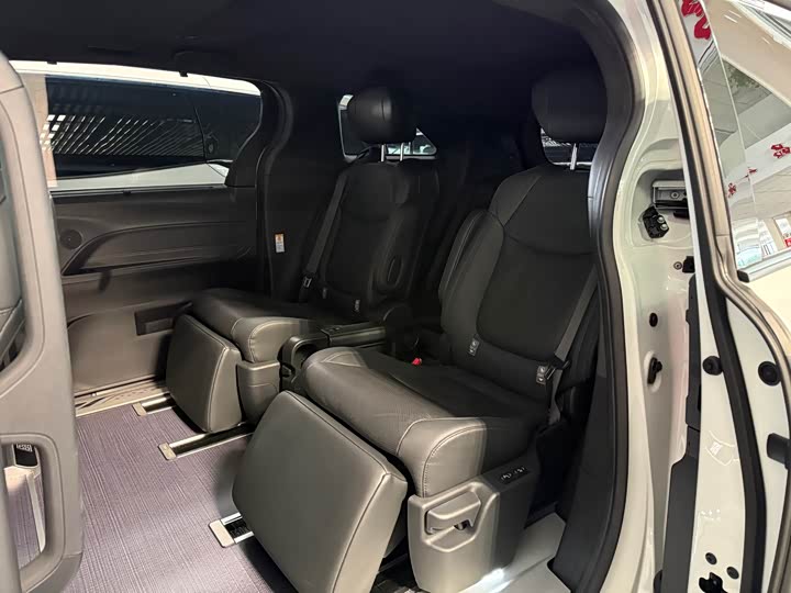 Фото 4 - Toyota Sienna