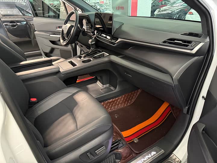 Фото 5 - Toyota Sienna