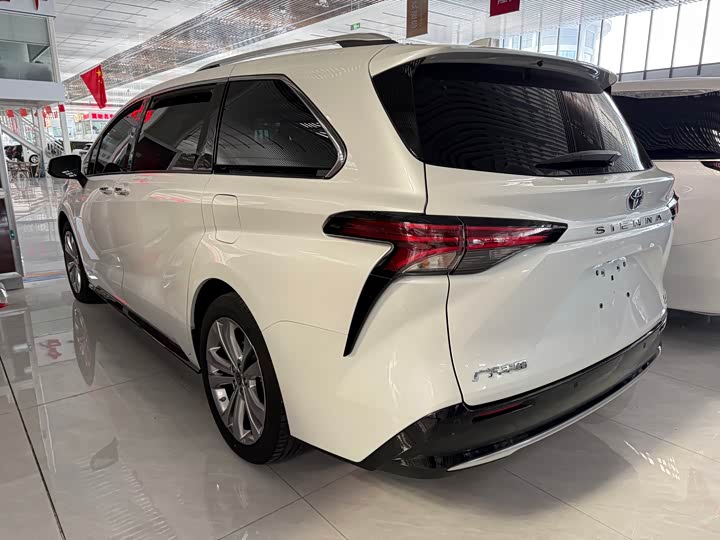 Фото 7 - Toyota Sienna