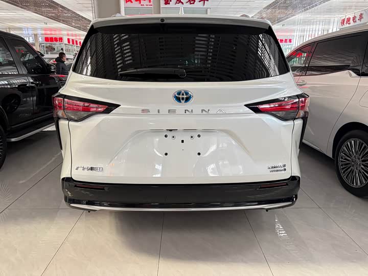 Фото 9 - Toyota Sienna