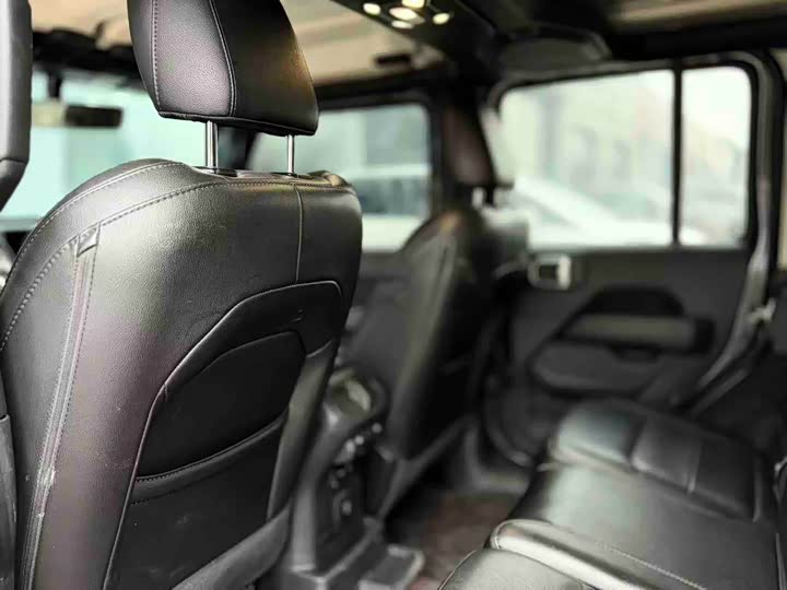 Фото 8 - Jeep Wrangler