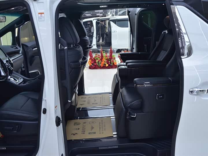 Фото 6 - Toyota Vellfire