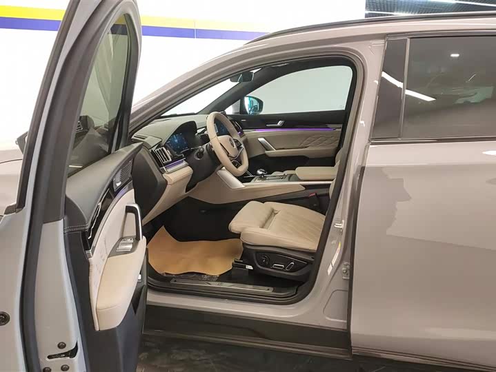 Photo 9 - BYD Tang Hybrid/EV