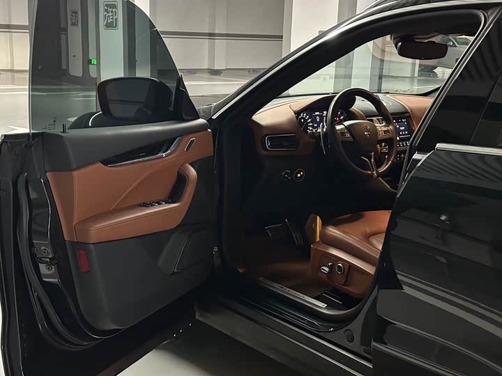 Фото 8 - Maserati Levante