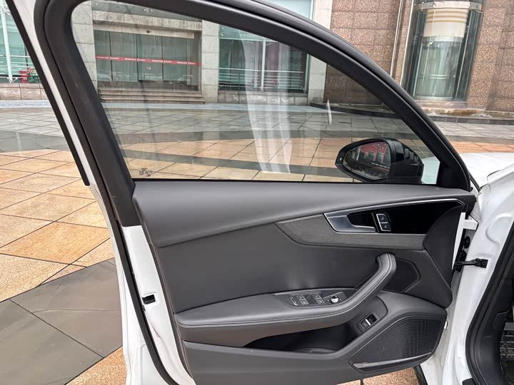 Фото 9 - Audi A4L