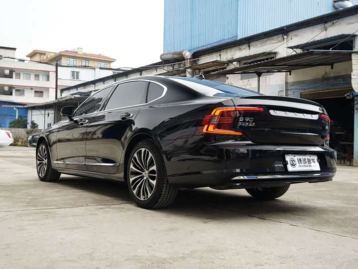 Фото 9 - Volvo S90