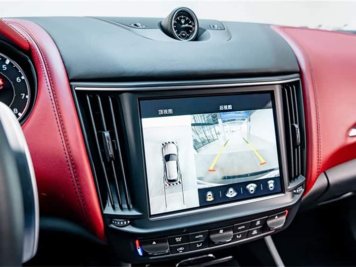 Фото 9 - Maserati Levante