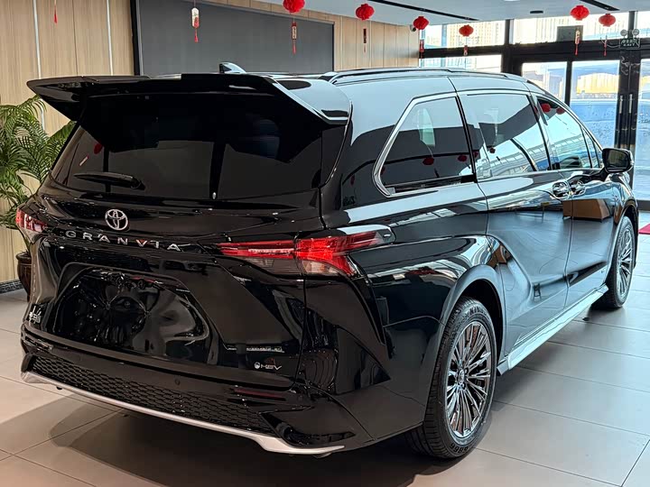 Фото 4 - Toyota Granvia