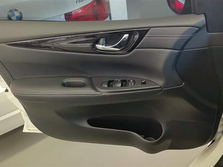 Фото 7 - Nissan Tiida