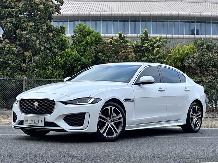 Фото 1 - Jaguar XE L