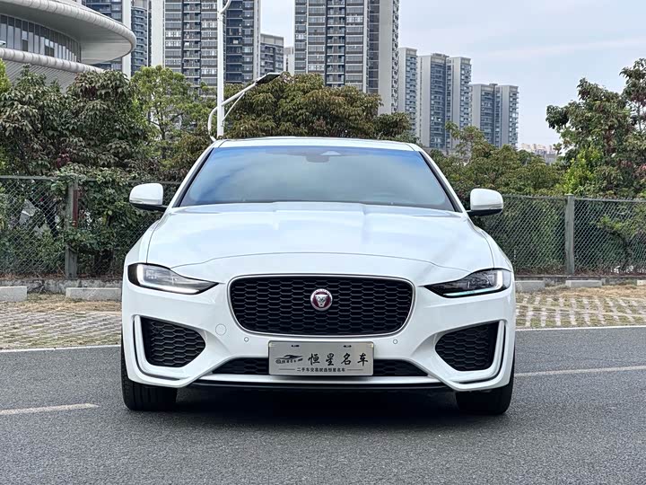 Фото 2 - Jaguar XE L