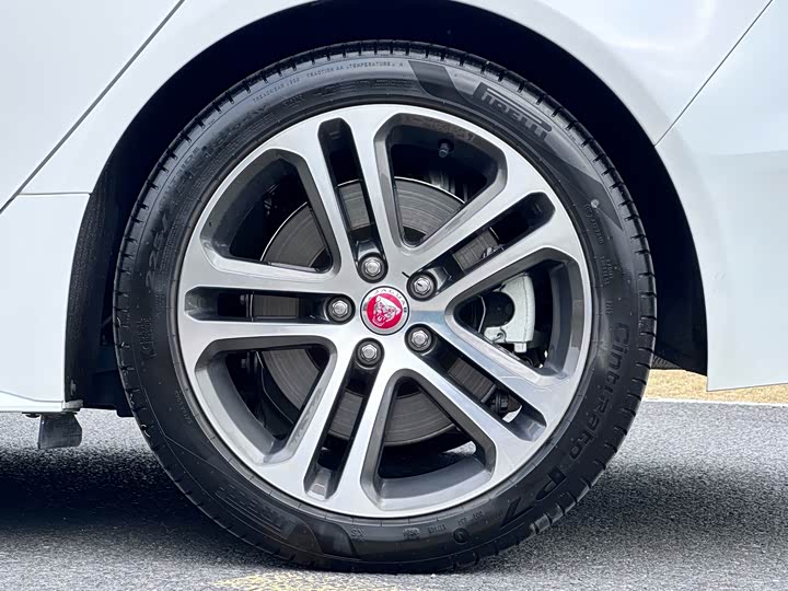 Фото 4 - Jaguar XE L