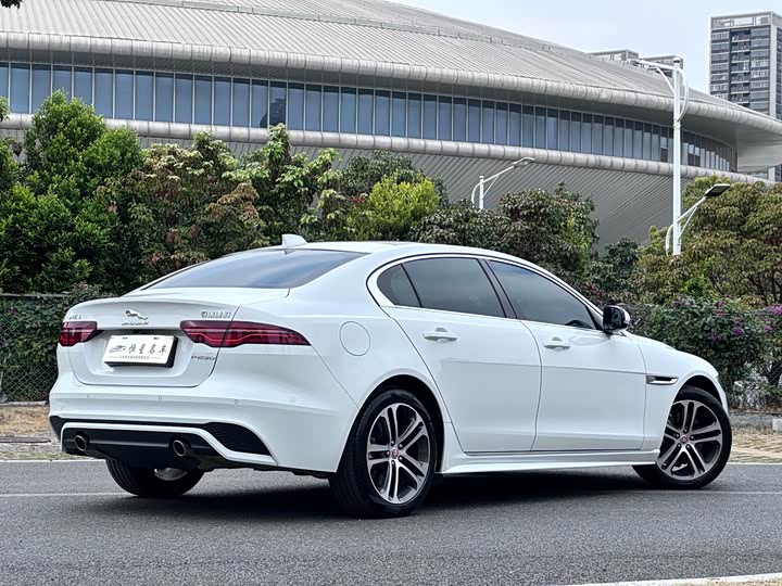 Фото 6 - Jaguar XE L