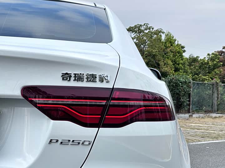 Фото 8 - Jaguar XE L